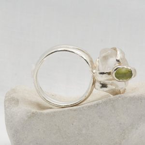 Unik handgjord silverring med goshenit och peridot. Sincerely Jaak, R137