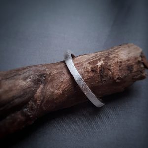 Ring – Modest Frost