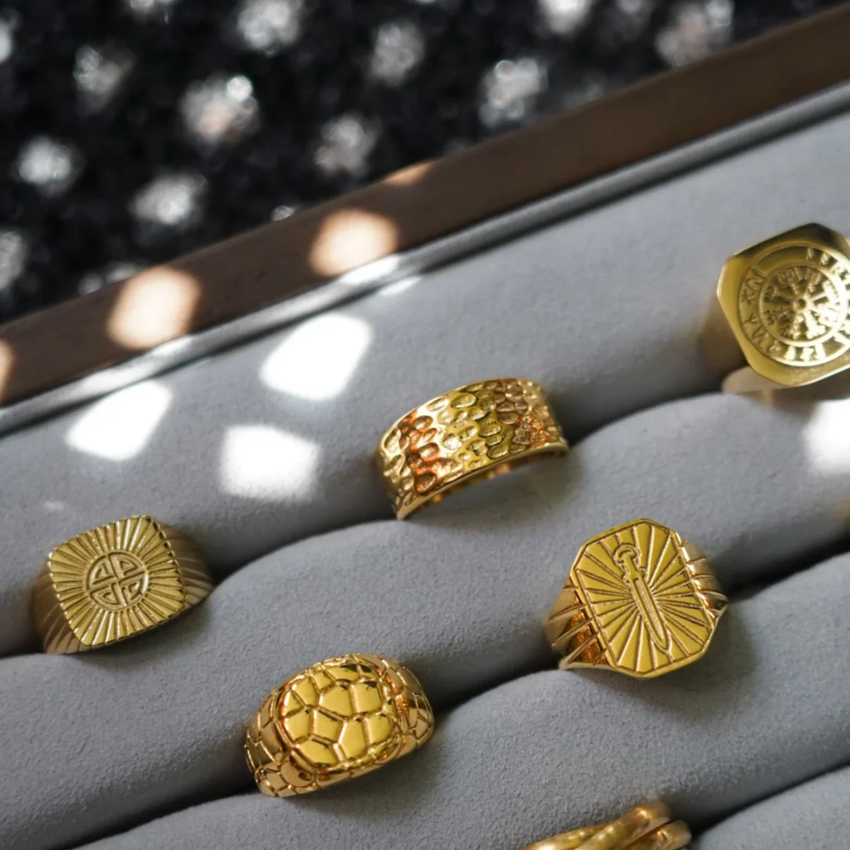 HAMMERED SIGNATURE RING (GULD) - Bild 9