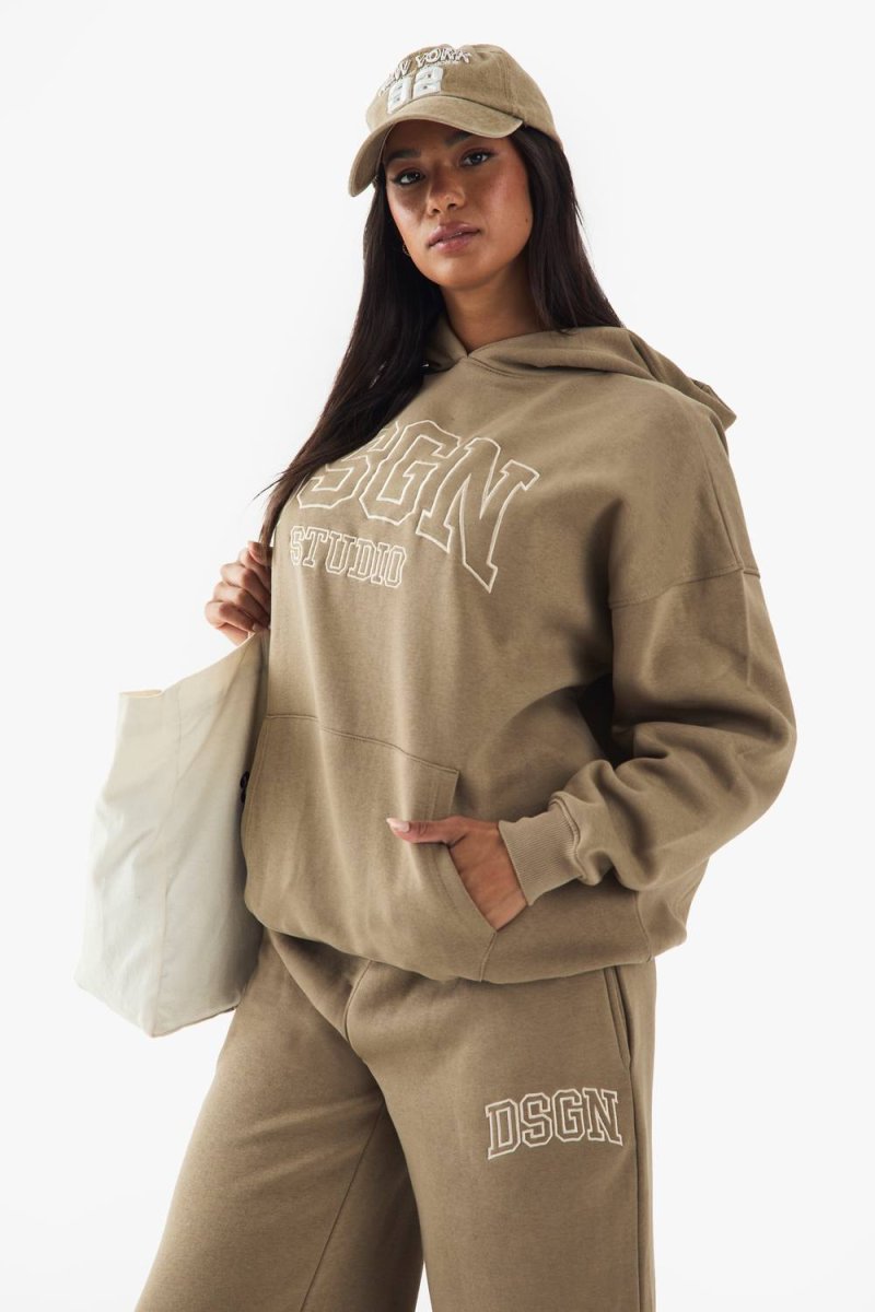 boohoo Dam DSGN Studio Collegiate Broderad Överdimensionell Hoodie | Kaki | Storlek Medium